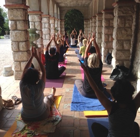 Yoga En Plein Air sous les arcades du château de Nice Yoga En Plein Air sous les arcades du château de Nice